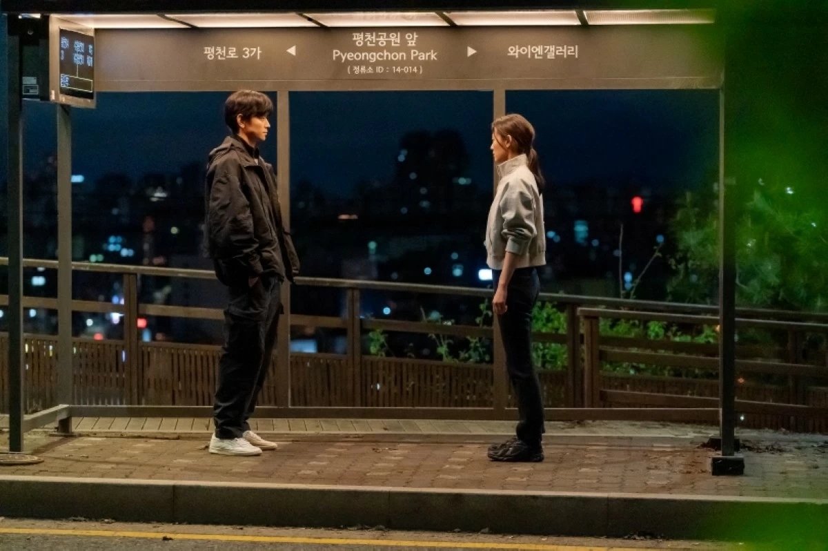 Gang Dong-won (left) and Jun Ji-hyun in 