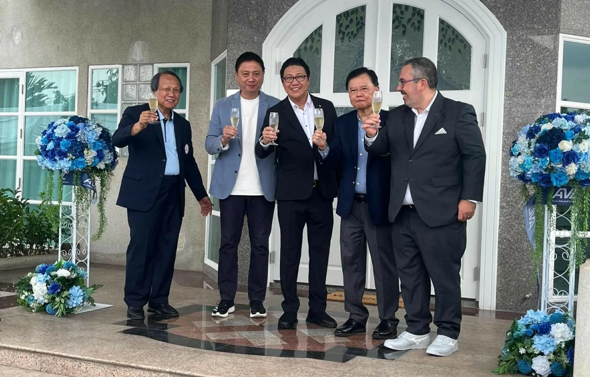 AVC and PNVF president Ramon “Tats” Suzara (center) and PSC chairman Patrick “Patò” Gregorio (second from left) lead the toast with (from left) Thailand Volleyball Association president Somporn Chaibangyang and National Olympic Committee of Thailand secretary-general Thana Chaiprasit and FIVB president Fabio Azevedo. (PNVF)