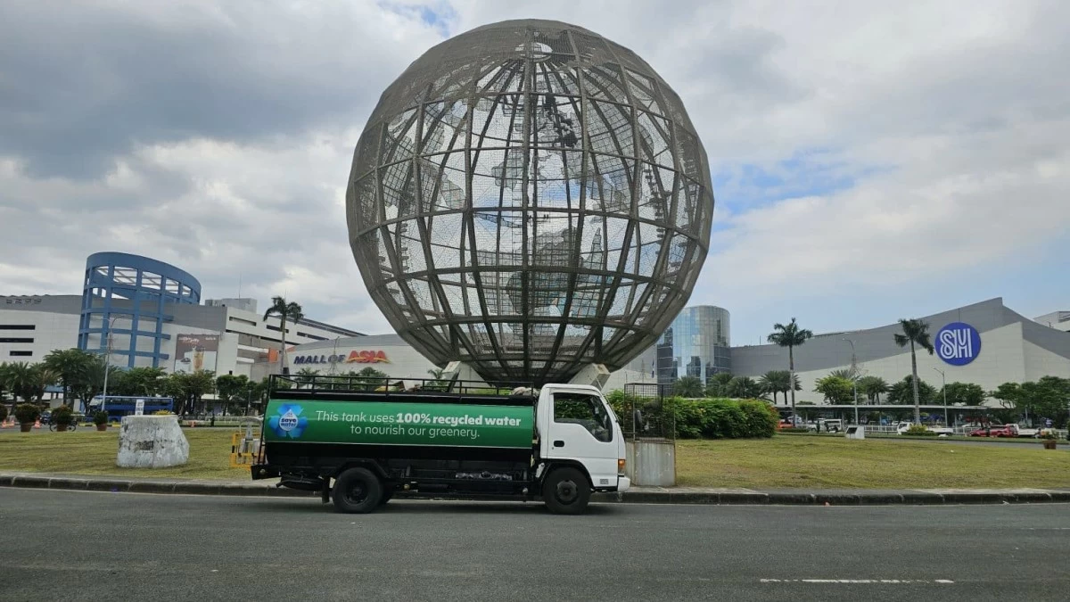 At the Mall of Asia Complex, water trucks carrying 100% recycled water help keep the property’s greenery thriving while promoting responsible water use.