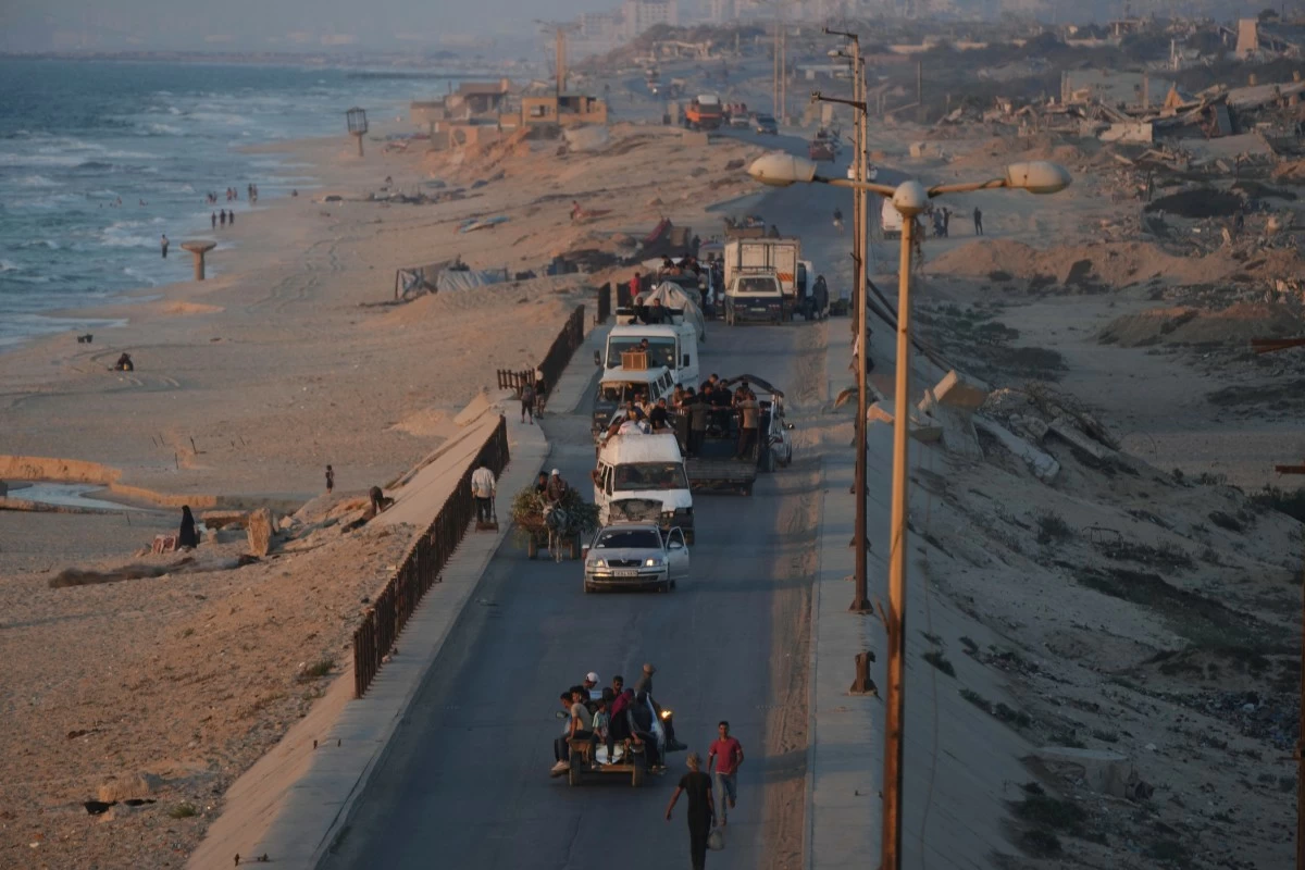 Displaced Palestinians fleeing from northern Gaza Strip move with their belongings along the Sea Road, in central Gaza, Thursday, Sept. 4, 2025. (AP Photo/Jehad Alshrafi)