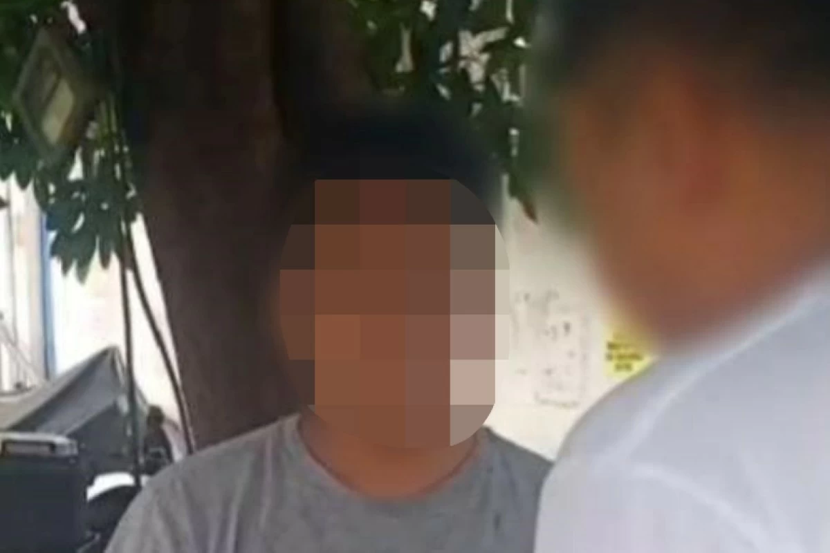 A Muntinlupa police officer (right) with the accused (Photo from Muntinlupa police / SPD) 