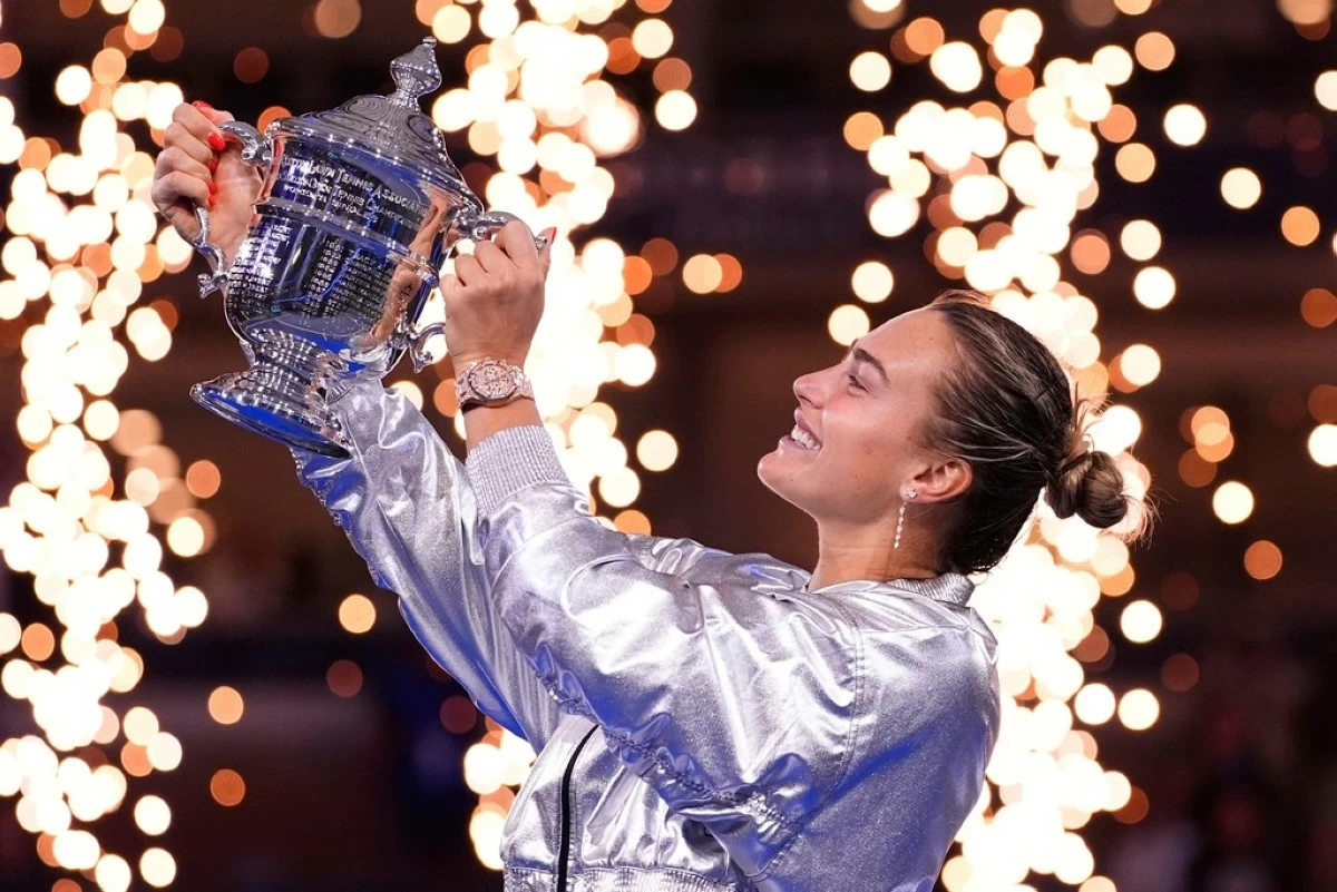 Aryna Sabalenka, of Belarus, holds her trophy aftyer defeating Amanda Anisimova, of the United States, after the women's finals of the U.S. Open tennis championships, Saturday, Sept. 6, 2025, in New York. (AP Photo/Yuki Iwamura)