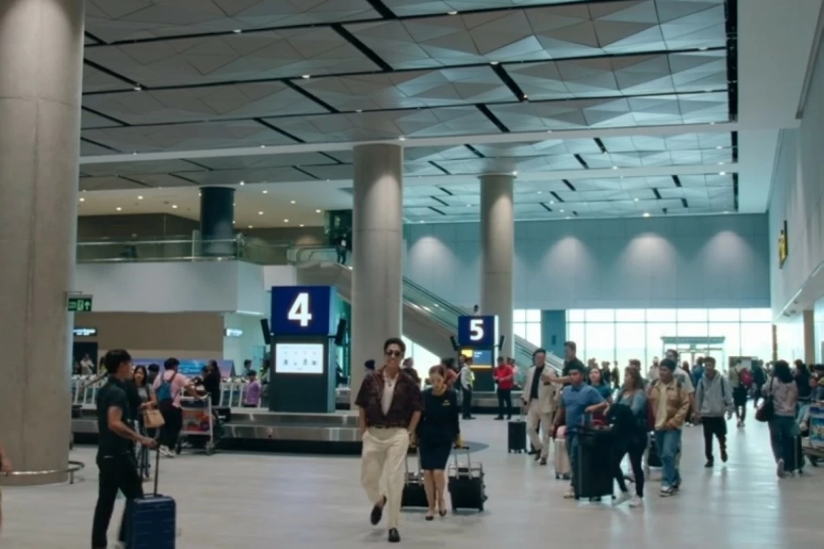 Joo Jong-Hyuk and Park Min-young at the Ninoy Aquino International Airport Terminal 3 in a scene in 