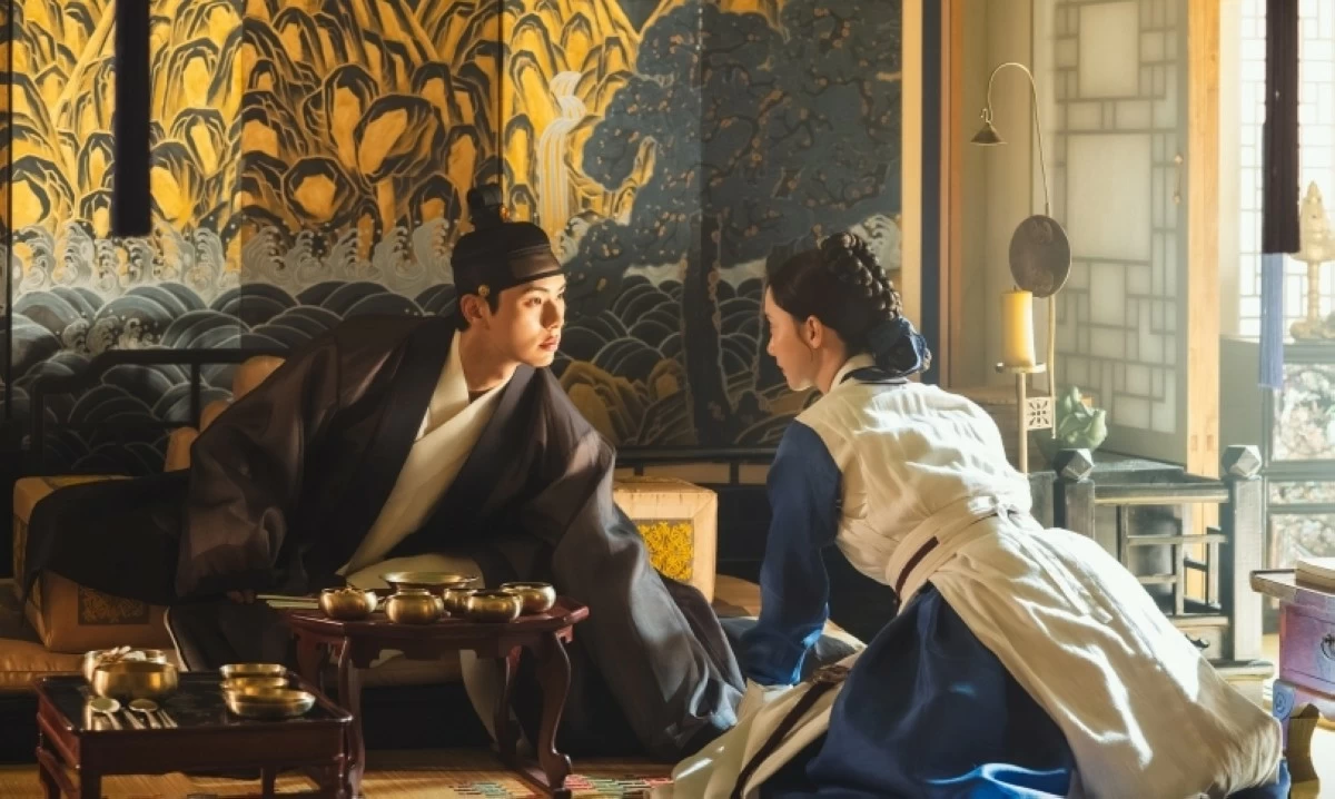 Yoona and Lee Chae-min in “Bon Appétit, Your Majesty” (tvN)