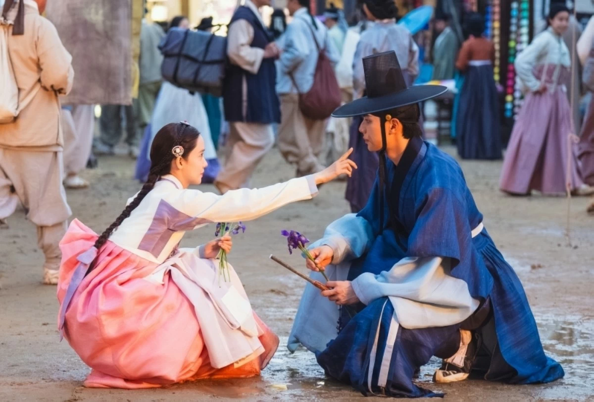 Yoona and Lee Chae-min in episode 6 of “Bon Appétit, Your Majesty” (tvN)