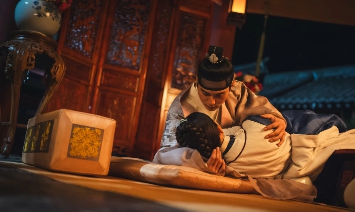 Yoona and Lee Chae-min in “Bon Appétit, Your Majesty” (tvN)