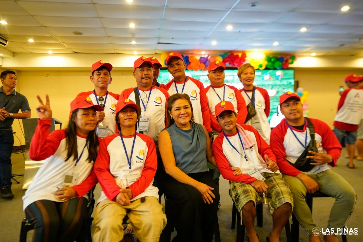 
Mayor April Aguilar with the TUPAD beneficiaries program against dengue (Photo from Las Piñas PIO)

