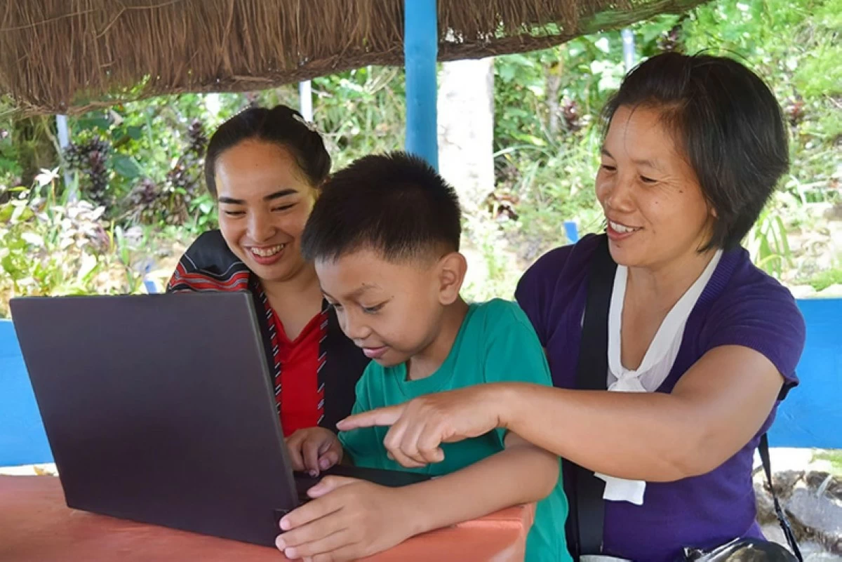 A student from Pimingan Elementary School, Benguet browses the internet through the Wi-Fi network powered by a solar power system installed by the Aboitiz Foundation and Aboitiz Renewables through AuroraPH.
