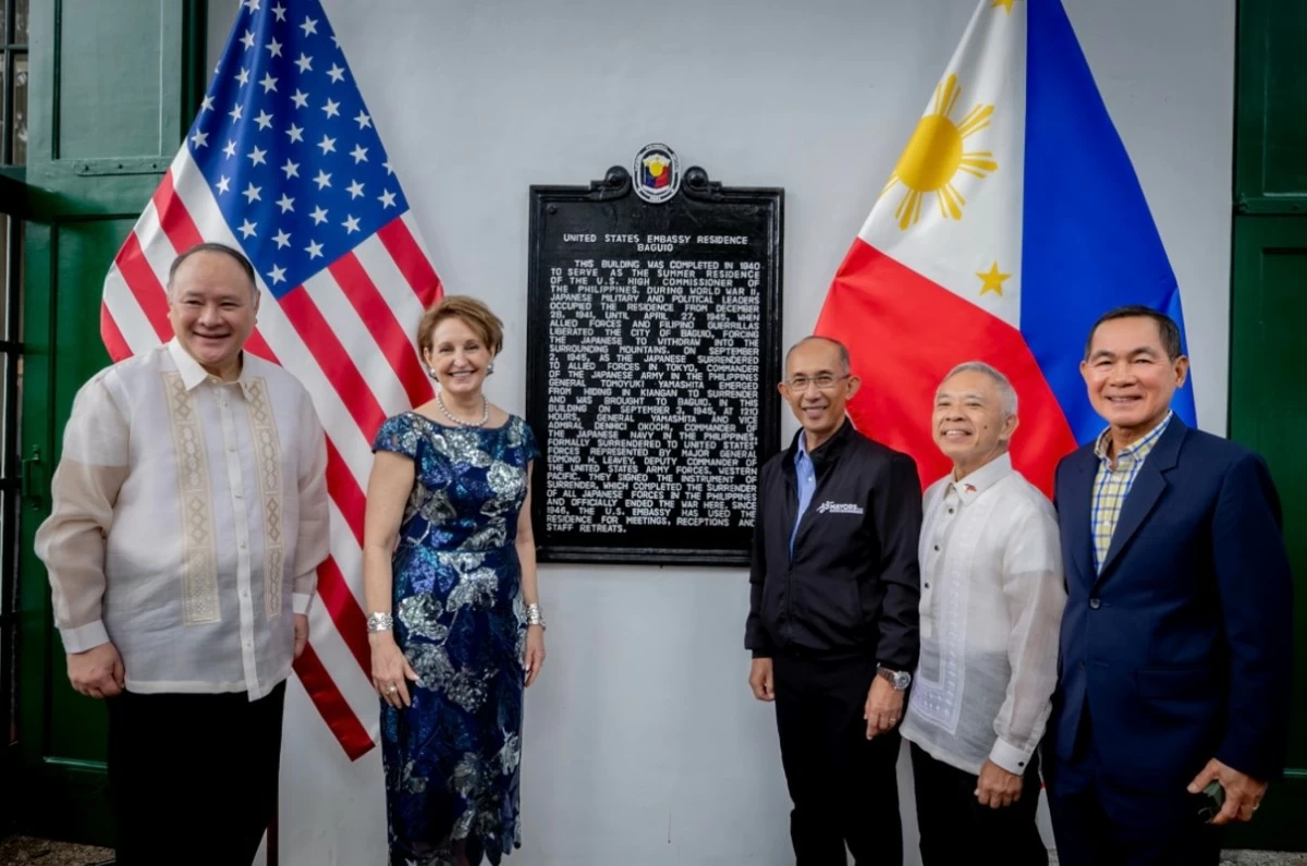 Defense Secretary Gilberto Teodoro Jr., US Ambassador to the Philippines MaryKay Carlson, Baguio City Mayor Benjamin Magalong, National Historical Commission of the Philippines Chairperson Regalado Trota Jose Jr., and Philippine Veterans Affairs Office Undersecretary Reynaldo Mapagu pose with a plaque narrating the history of the US ambassador’s residence in Baguio City during World War II.