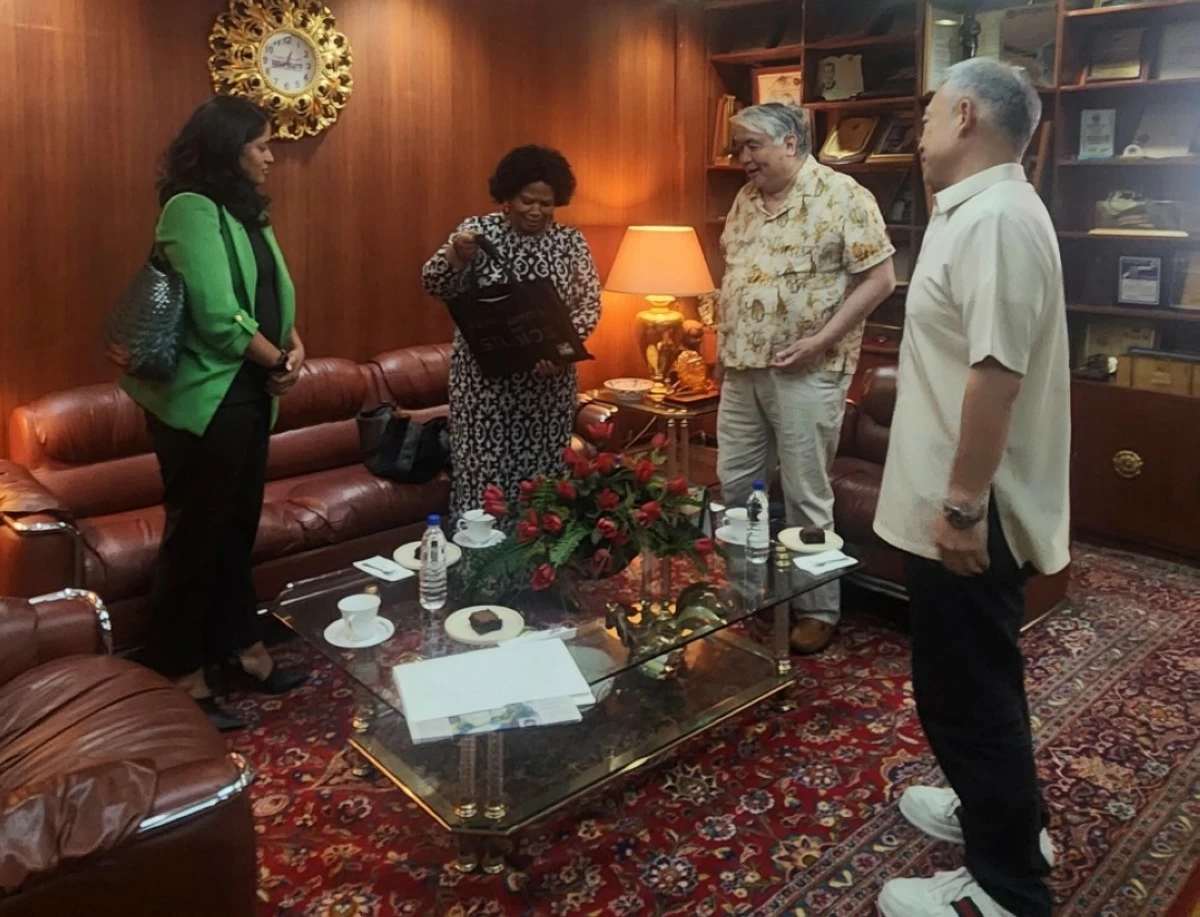 Chairman Basilio C. Yap presents a copy of the coffee table book ‘Artists in Their Studio’ to Ambassador Bartinah Ntombizodwa Radebe-Netshitenzhe, with Deputy Head of Mission KC Naidoo and Dr. Emilio C. Yap III witnessing the moment.