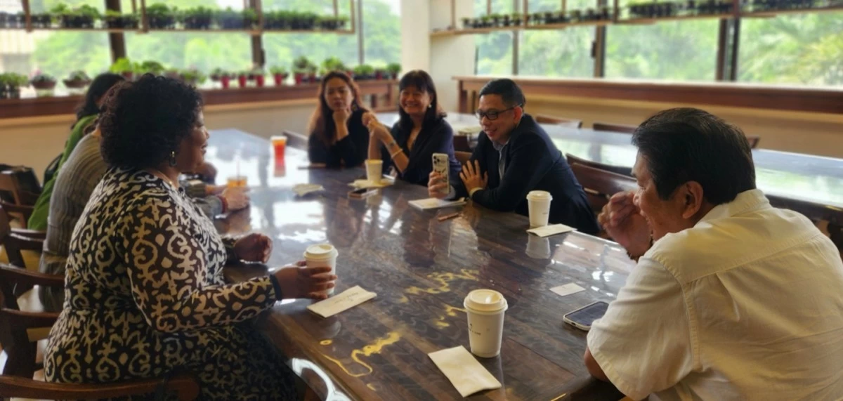 Ambassador Bartinah Ntombizodwa Radebe-Netshitenzhe and Deputy Head of Mission KC Naidoo join Manila Bulletin editorial officials and senior writer Raymund Antonio in a roundtable discussion on key areas of collaboration and shared interests.