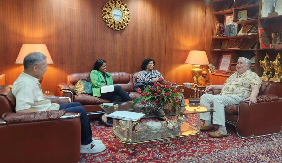 Dr. Emilio C. Yap III, vice chairman and president of Manila Bulletin, joins Deputy Head of Mission and Political Counsellor KC Naidoo, Ambassador Bartinah Ntombizodwa Radebe-Netshitenzhe, and Basilio C. Yap, chairman of the Yap Group of Companies, in a lively and lighthearted exchange during the visit.