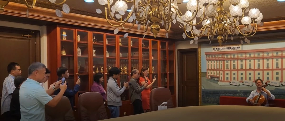 Cellist Zoltán Onczay enchants Manila Bulletin executives with impromptu cello pieces.