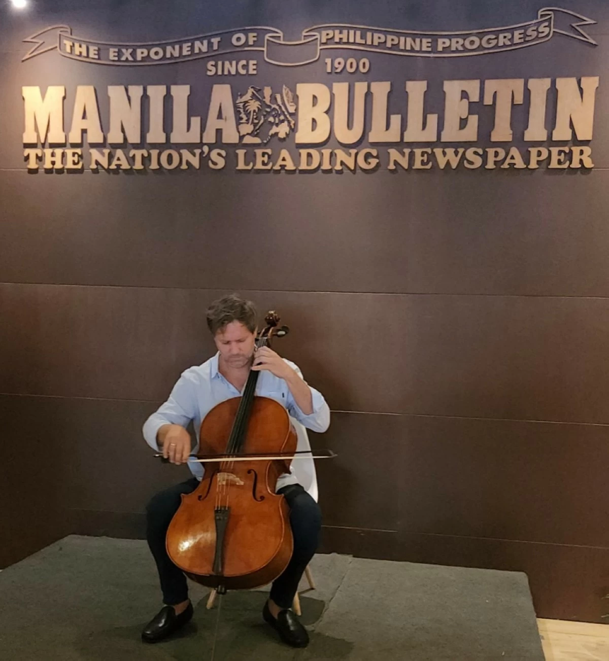 Hungarian virtuoso Zoltán Onczay delivers an impromptu performance at the Manila Bulletin lobby.