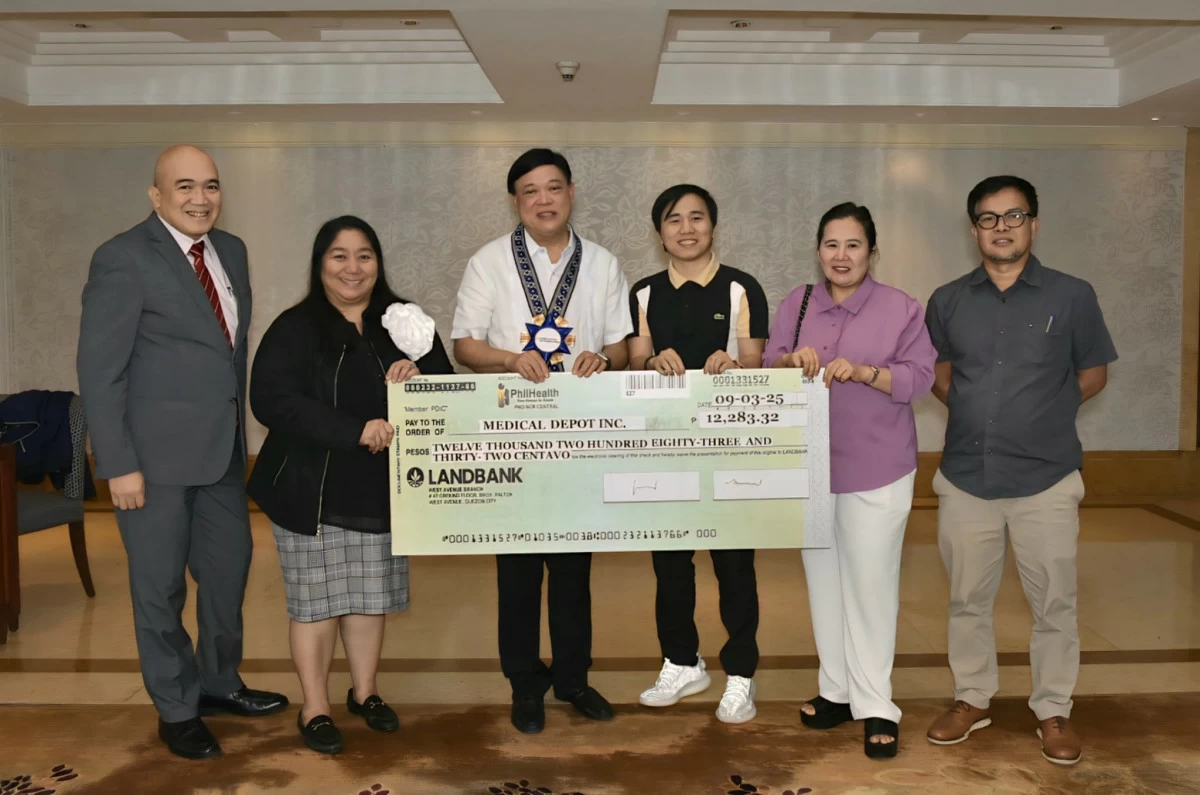 PhilHealth turns over its first GAMOT payment to an accredited retail pharmacy, fulfilling its commitment to faster claims processing. (PhilHealth photo)
