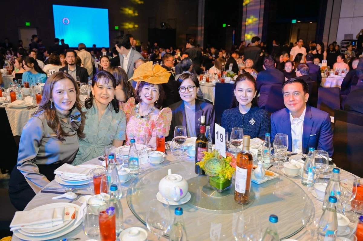 Alou Koa, Carol Sy, Tessa Prieto, Kristine Lim, Kai Lim, and Bryan Lim