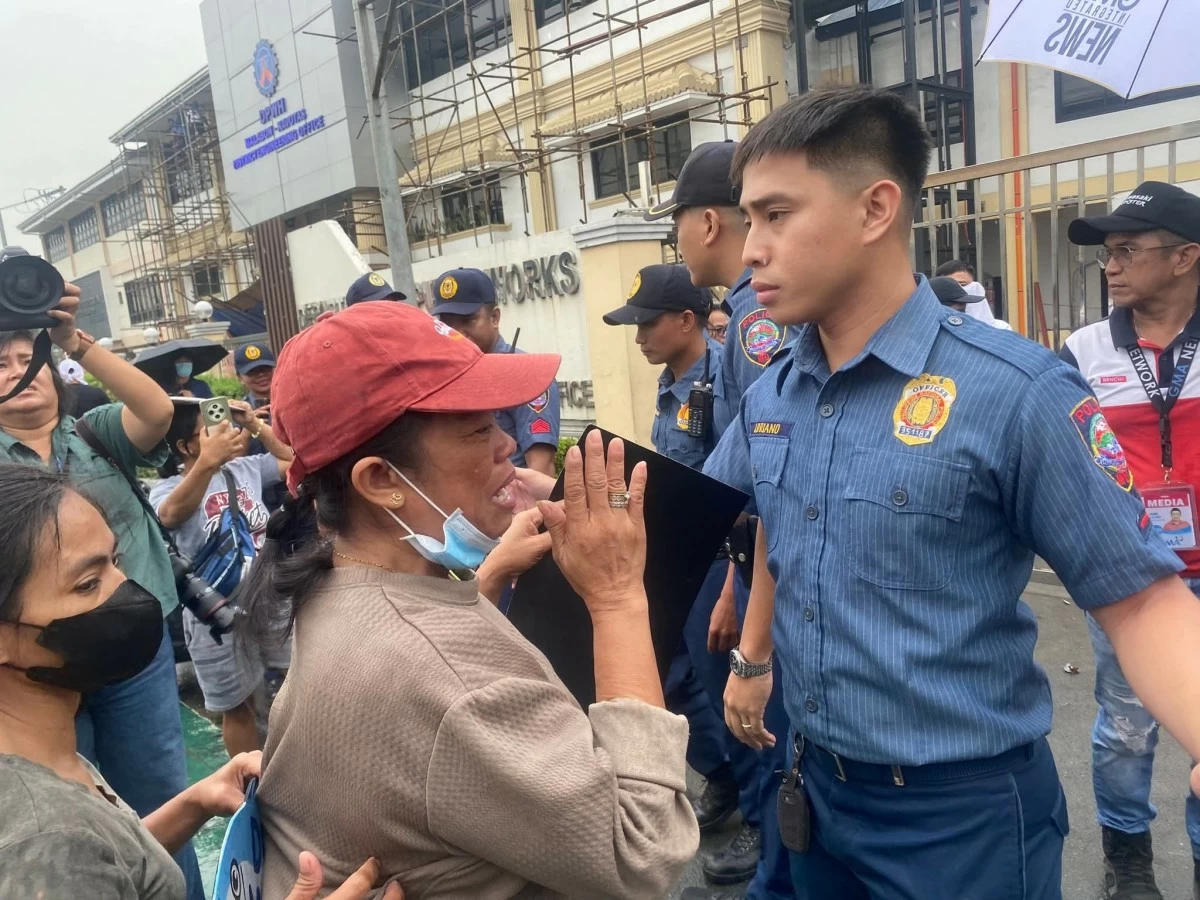 Members of the group Pambansang Lakas ng Kilusang Mamamalakaya ng Pilipinas-Navotas (PAMALAKAYA-Navotas) staged a protest on Monday, Sept. 8, outside the Department of Public Works and Highways (DPWH) Malabon-Navotas District Engineering Office (Photo from PAMALAKAYA)