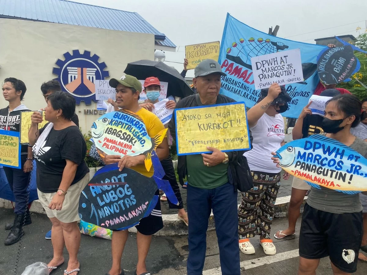 Members of the group Pambansang Lakas ng Kilusang Mamamalakaya ng Pilipinas-Navotas (PAMALAKAYA-Navotas) staged a protest on Monday, Sept. 8, outside the Department of Public Works and Highways (DPWH) Malabon-Navotas District Engineering Office (Photo from PAMALAKAYA)