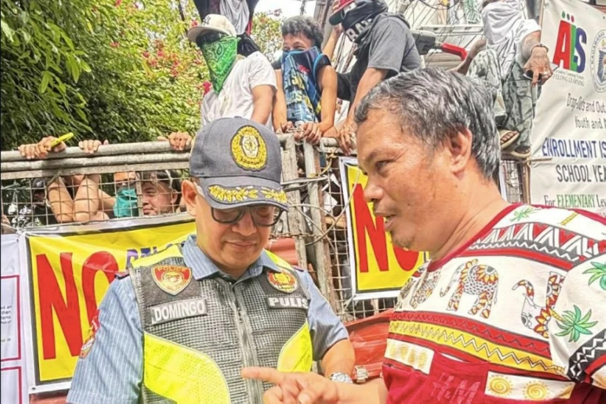 The Muntinlupa police at the demolition site in Barangay Cupang, Muntinlupa on Aug. 29 (Photo from Muntinlupa police's Facebook page) 