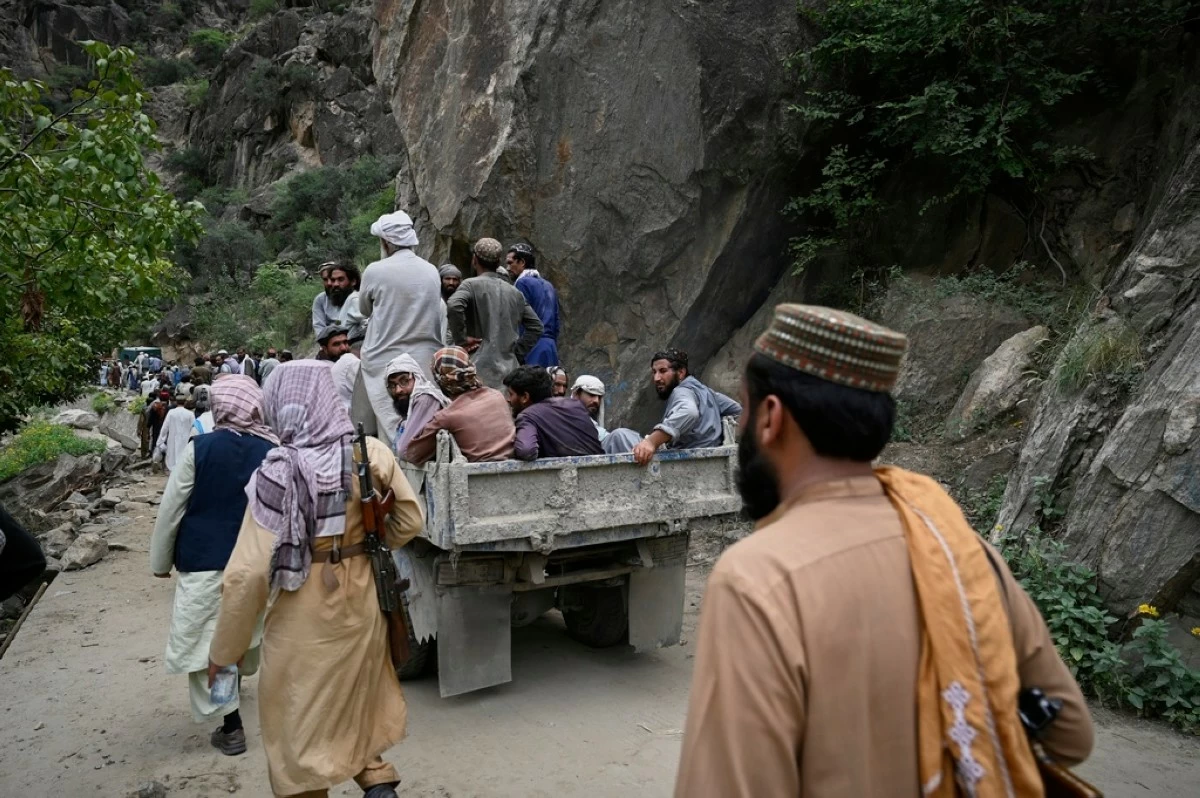 Residents from surrounding towns and villages try to reach the quake-hit region to assist survivors after Sunday night's powerful 6.0-magnitude earthquake that struck several provinces, in the Nurgol district, Kunar province, eastern Afghanistan, Tuesday, Sept. 2, 2025. (AP Photo/Nava Jamshidi)