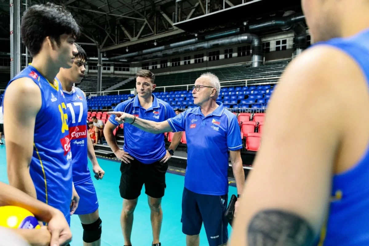 Alas Pilipinas coach Angiolino Frigoni talks to his stalwarts. (Alas Pilipinas Volley Facebook)