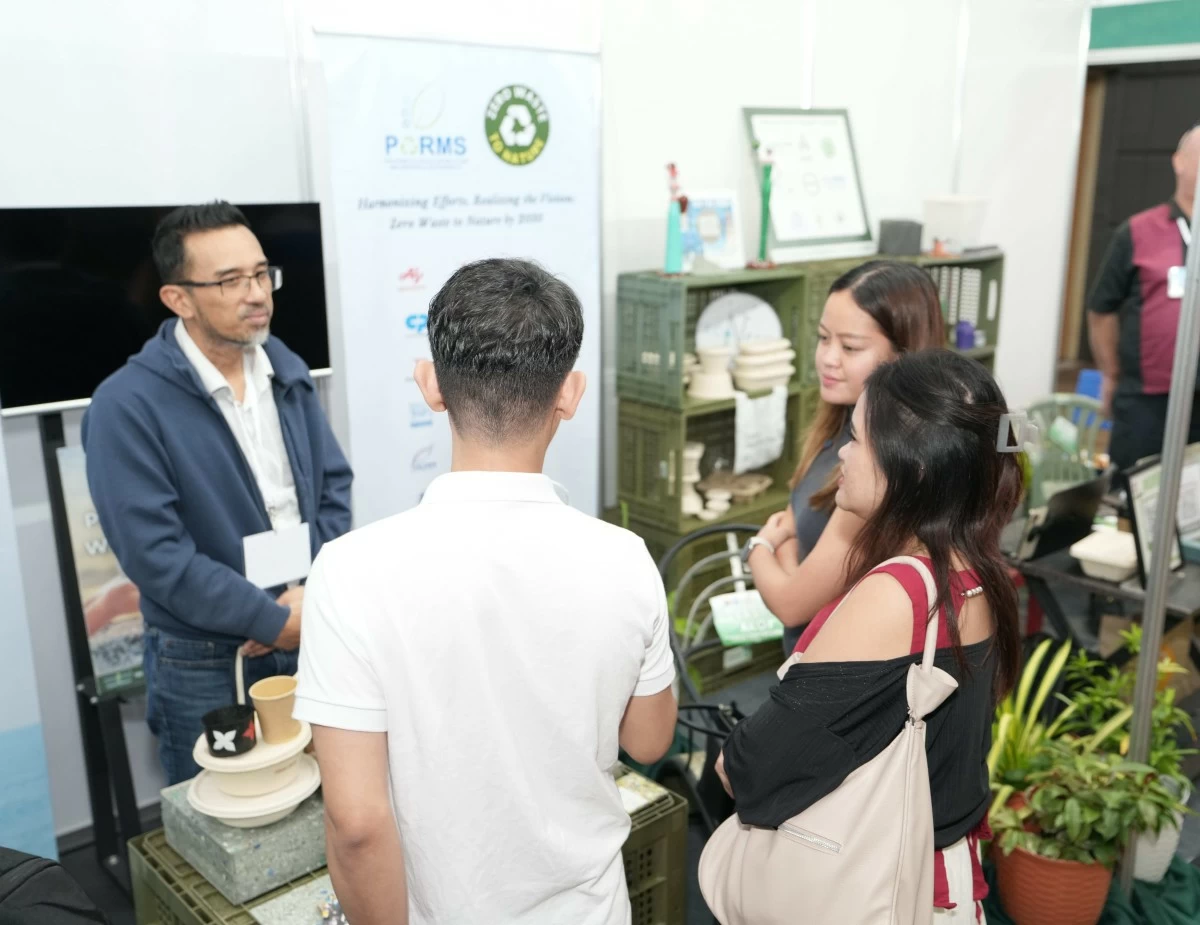 Engaged discussions take place at the PARMS booth during SUSTEX 2025, as visitors learn about collaborative solutions for recycling and materials management.