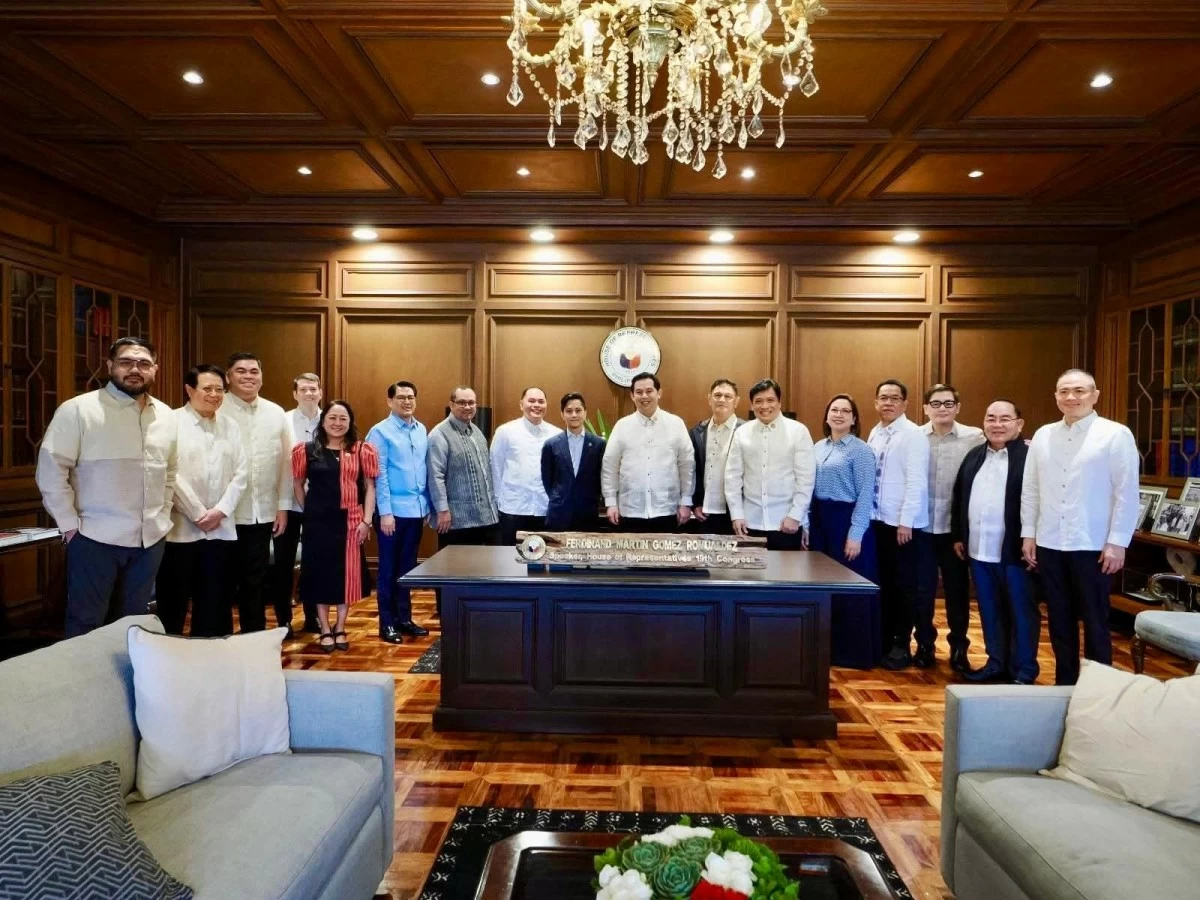 House Speaker Martin Romualdez (center) is flanked by House party leaders and other high-ranking solons (Facebook)