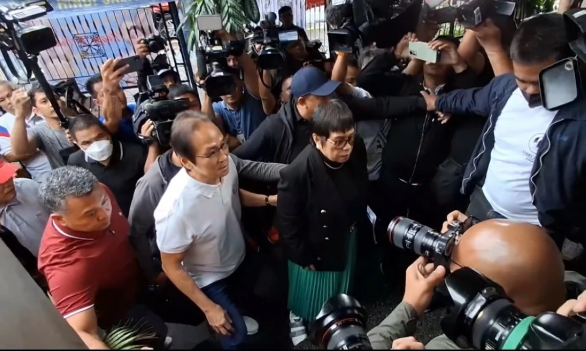 Atong Ang and Atty. Lorna Kapunan arrive at the Mandaluyong City Prosecutor's Office to file charges against Julie “Dondon” Patidongan alias “Totoy” and Alan Bantiles alias “Brown” for accusing Ang as the mastermind behind the disappearance of the missing sabungeros. (Photo from JourNolan Facebook page)