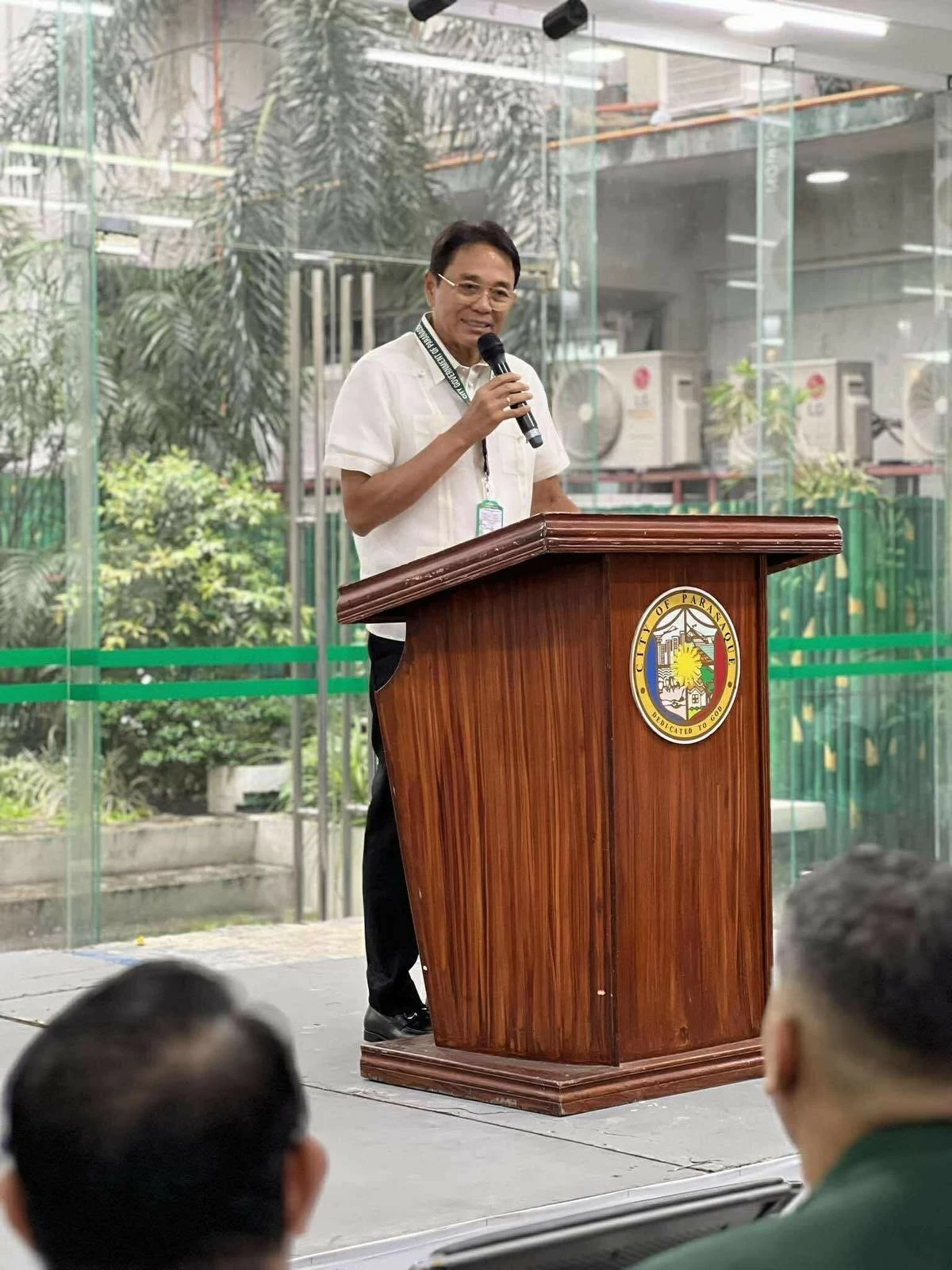 Mayor Edwin L. Olivarez lauds the city’s farmers and fisherfolk, who are the heart of food sustainability, nurturing the land and seas to feed communities.(Photo courtesy of Parañaque PIO) 