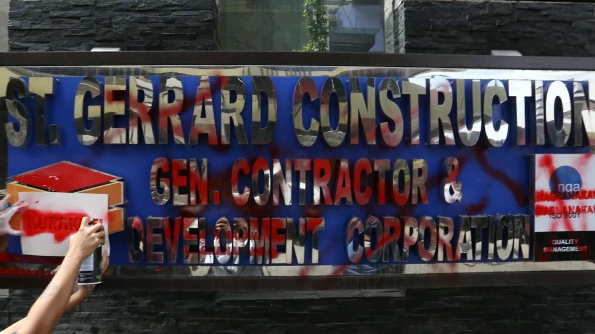 Members of the environmental group Kalikasan storm the St. Gerrard Construction office owned by the Discaya family in Pasig City on Thursday, September 4, 2025. The protesters hurled mud at the property, symbolizing the burden carried by flood victims due to failed flood-control projects. They also spray-painted the words “Magnanakaw” and “Korap” on the office walls and gate to express anger over alleged corruption in flood-control contracts awarded to the Discaya family’s companies. (Photos by Santi San Juan)