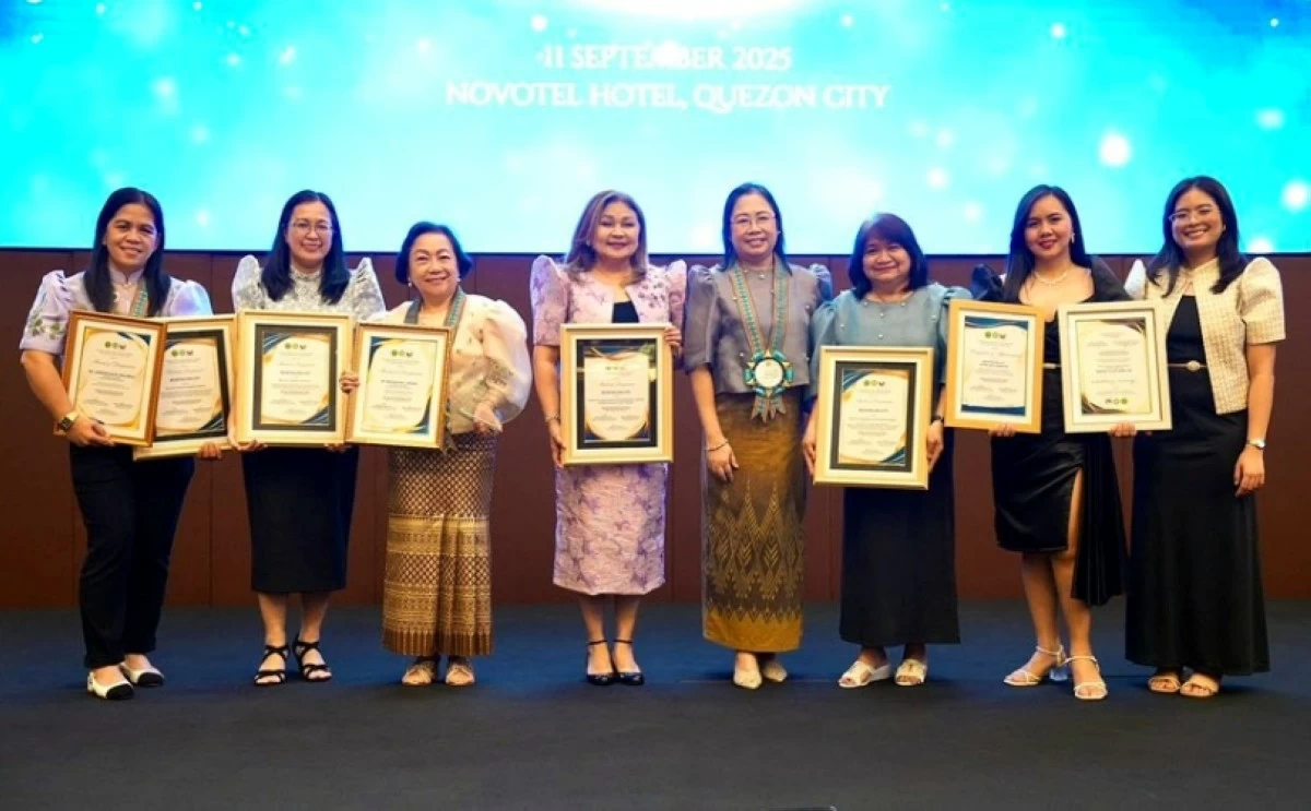 Muntinlupa's representatives at the awarding ceremony (Photo from Mayor Biazon's Facebook account) 