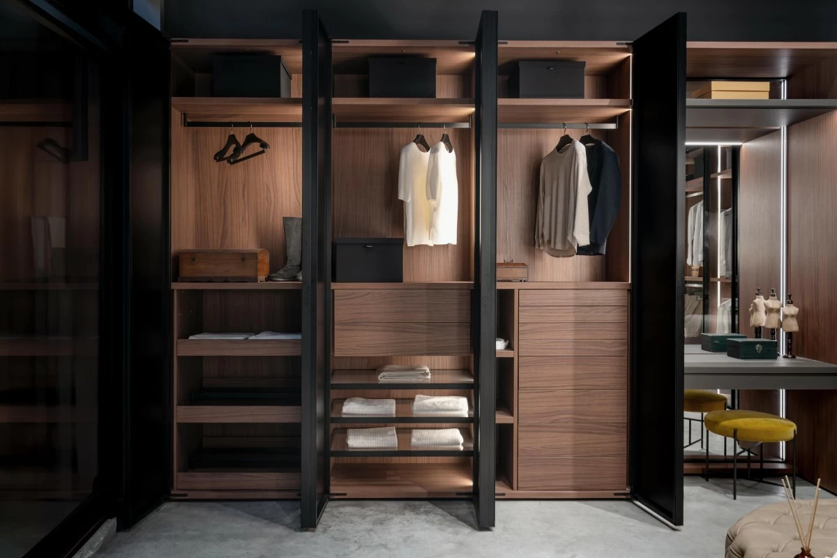 Antibes walk-in closet by Piero Lissoni
