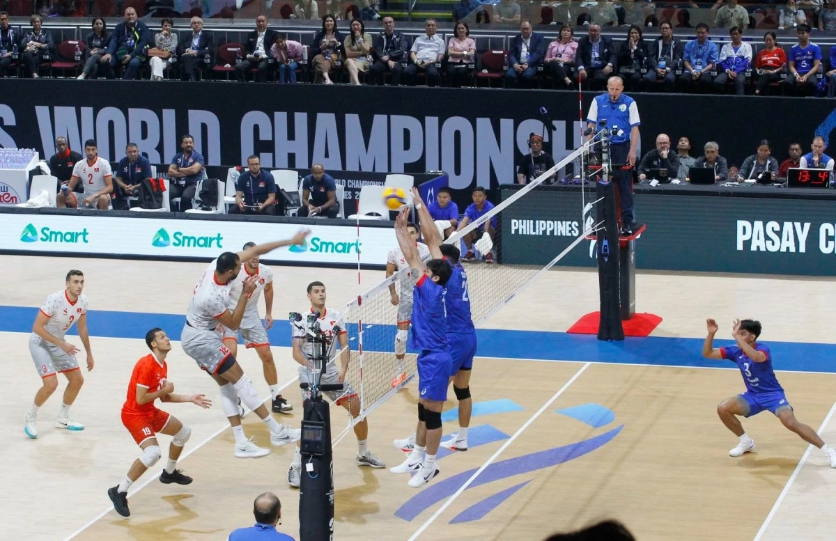 Alas Pilipinas battles Tunisia at the start of the FIVB Volleyball Men's World Championship. (Mark Balmores)