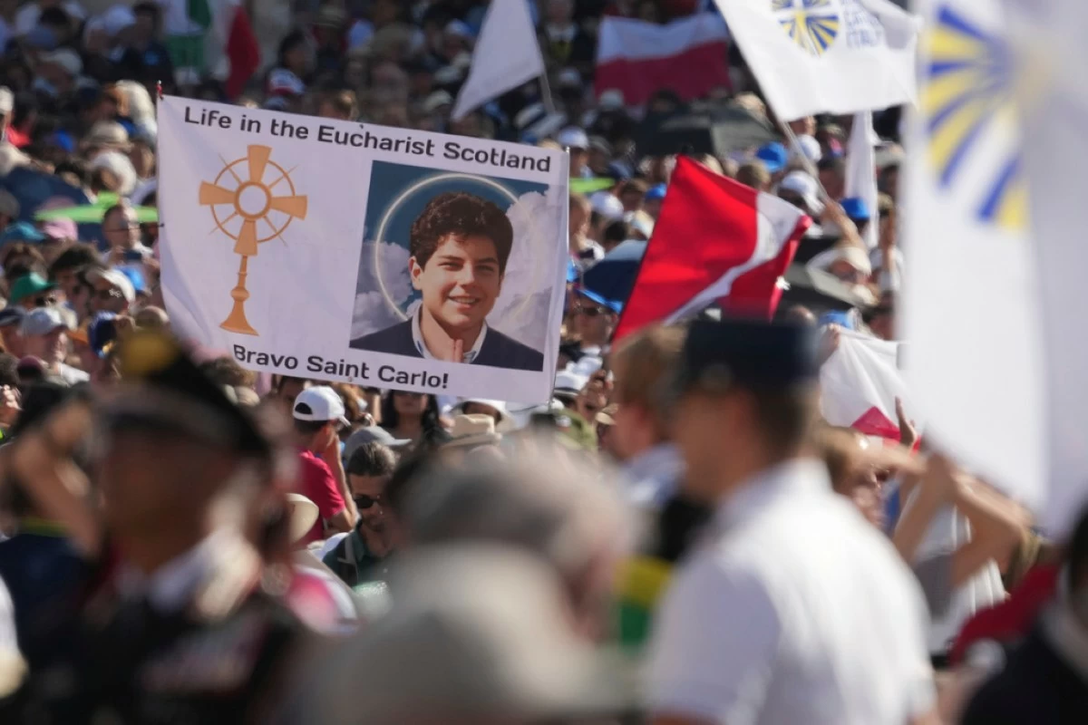 Pilgrims arrive for the canonization Mass of Carlo Acutis and Pier Giorgio Frassati in St. Peter's Square at the Vatican Sunday, Sept. 7, 2025. (AP Photo/Andrew Medichini)