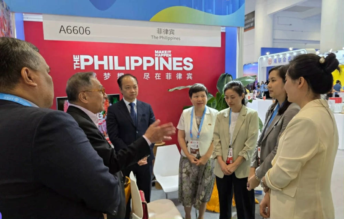 Ambassador FlorCruz and other Philippine officials interact with business partners at the China International Fair for Investment and Trade in Xiamen. (Photo from the Philippine Embassy in Beijing)