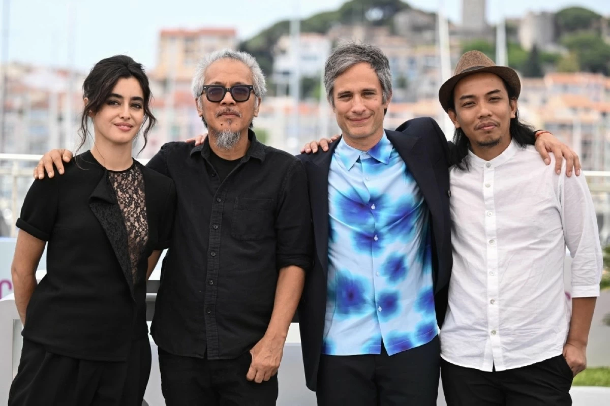 Director Lav Diaz (2nd from left) with the main cast of 'Magellan' at Cannes Film Festival.
