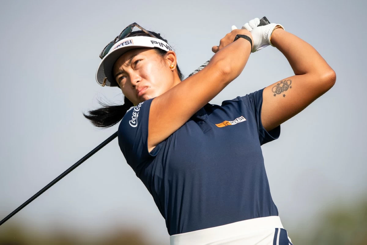 Bianca Pagdanganan, of the Philippines, tees off on the first hole during the fourth round of the Kroger Queen City Championship golf tournament, Sunday, Sept. 14, 2025, at TPC River's Bend in Cincinnati. (AP Photo/Tanner Pearson)