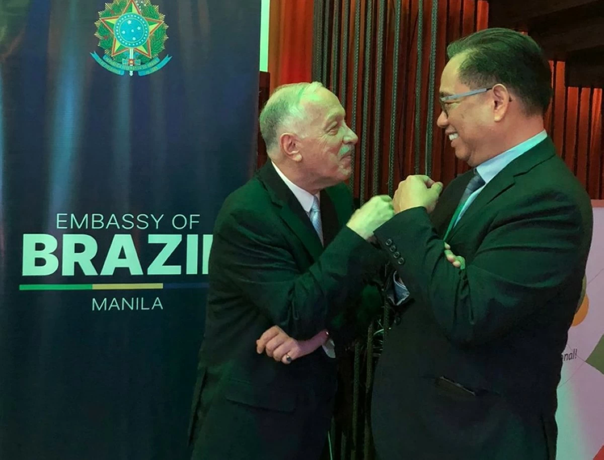 Ambassador Gilberto Moura enjoys a chat with Usec. Leo Herrera-Lim