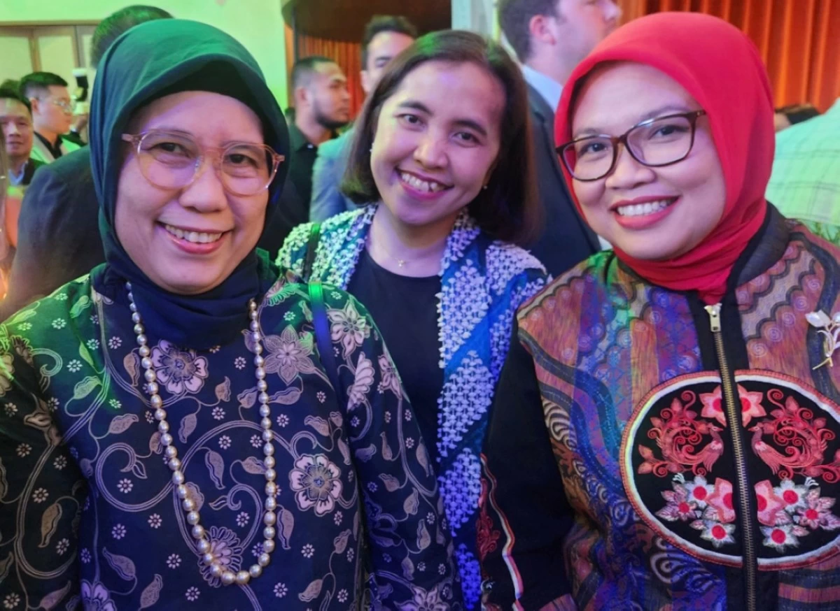 Ladies of Indonesia Embassy: Adek Triana Yudhaswari, Minister Counsellor for Political Affairs, Nona Sika Noviyanti, First Secretary for Protocol n Consular Affairs and Avi Dewani Sari Harahap, Minister Counsellor for Social & Cultural Affairs