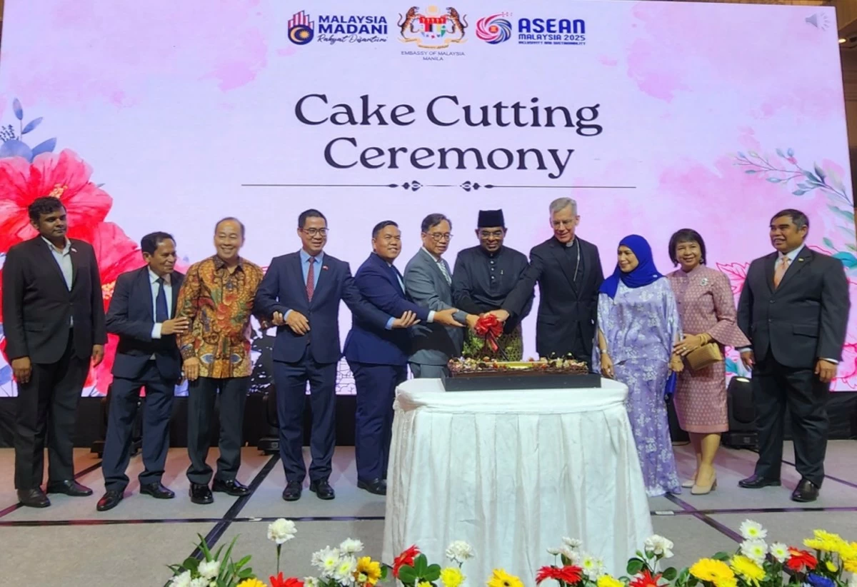 Ceremonial cake-cutting with Ambassador Abdul Malik Melvin Castelino,Usec.  Leo M. Herrera-Lim, and Archbishop Charles John Brown were joined by the Ambassadors of Asian Countries