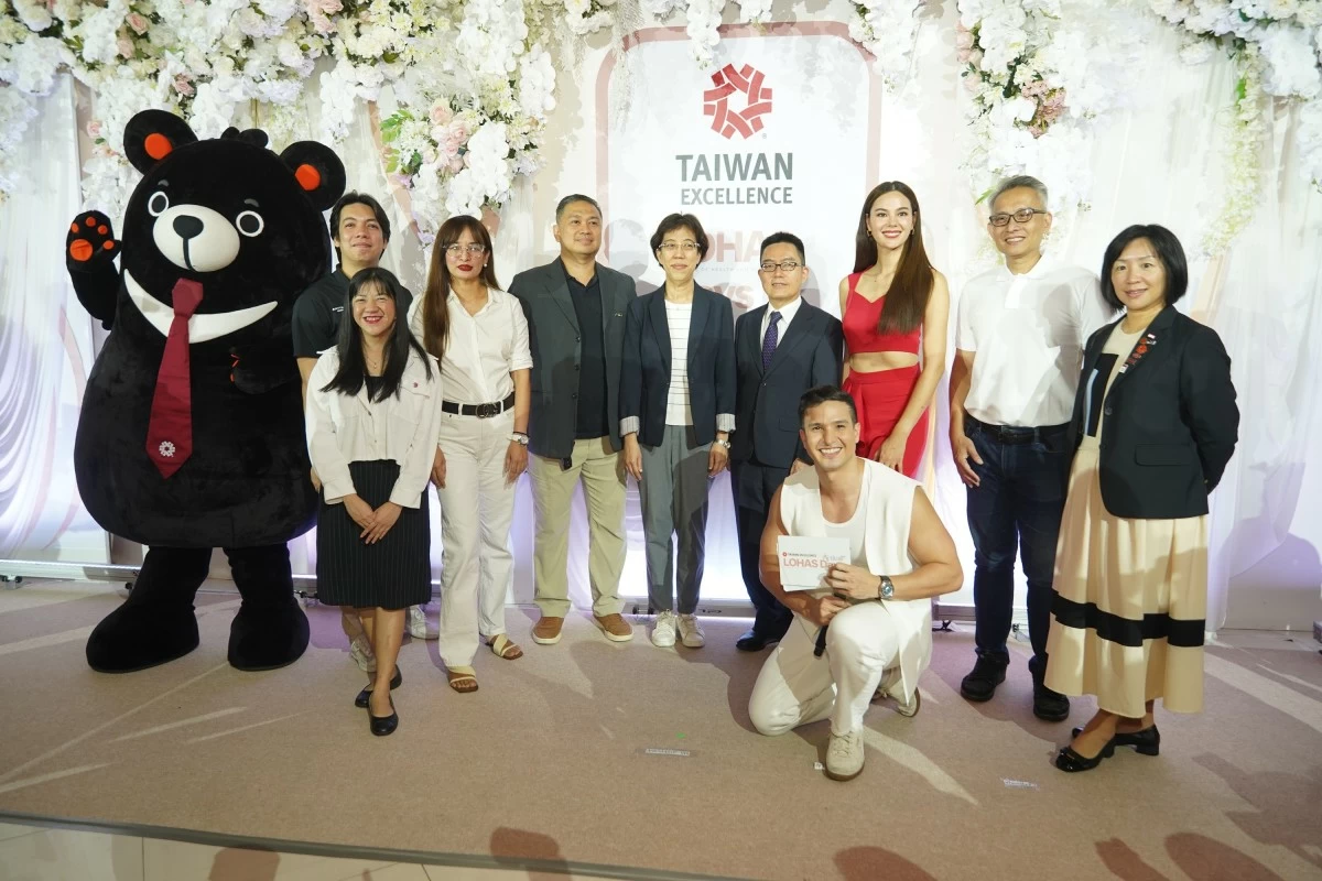 From left: Fu Bear, Arnold Wilson (Marketing Manager, Anytime Fitness Asia Corporate), Sky Pichay (JK Fitness), Armin Lavilla (Aropec), Josephine Shun (Director of the Economic Division, TECO), Alex Lai (Director, Taiwan Trade Center, Manila), Markki Stroem, Catriona Gray, Steve Chen (Chief Operating Officer, Starbia), and Jacqueline Hsiao (Vinxper)