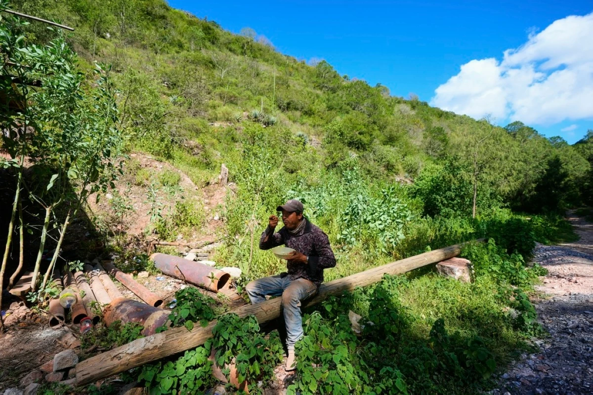 Carlos Martinez eats lunch next to the furnace where he cooks mercury in San Joaquin, Mexico, Tuesday, Aug. 19, 2025. (AP Photo/Fernando Llano)