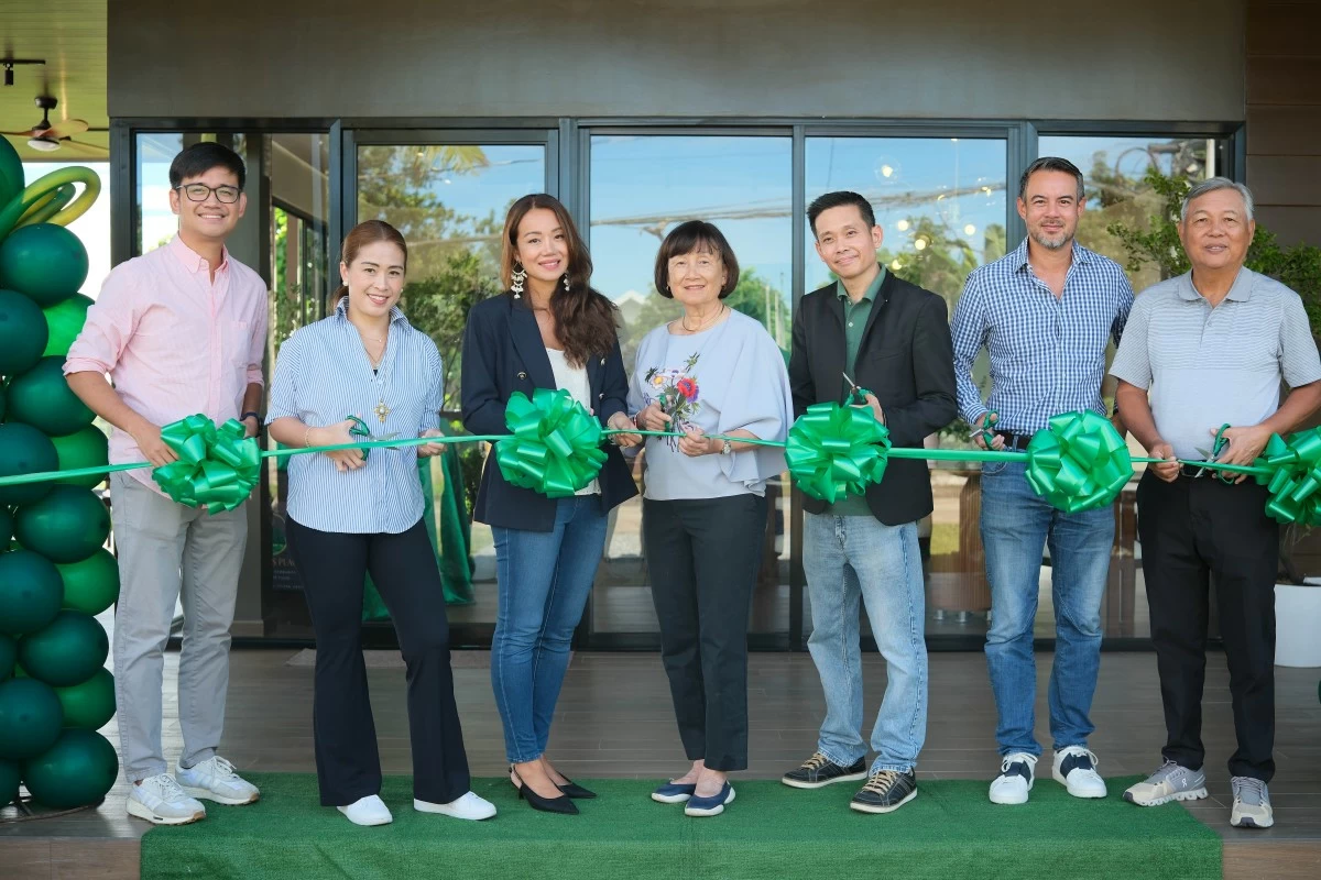 LCRDC executives BJ Albert and Rina Albert-Llamas, board of directors; Arch. Monique Albert-Lopez, founder and managing director; Lily Chan, chairwoman of the board; Marty Albert, executive director; with Carlo Lopez, special guest, and Greg Yang, board of director