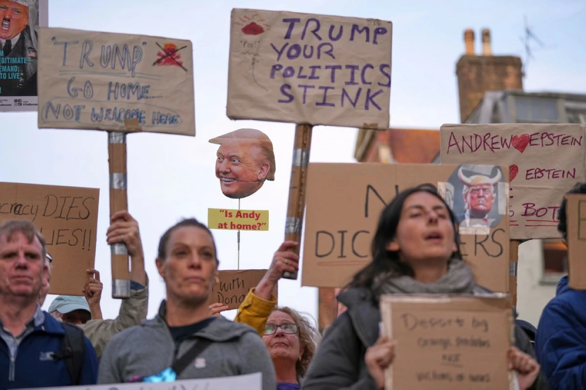 during a protest before the arrival of President Donald Trump in Windsor, England, Tuesday, Sept. 16, 2025.(AP Photo/Kin Cheung)