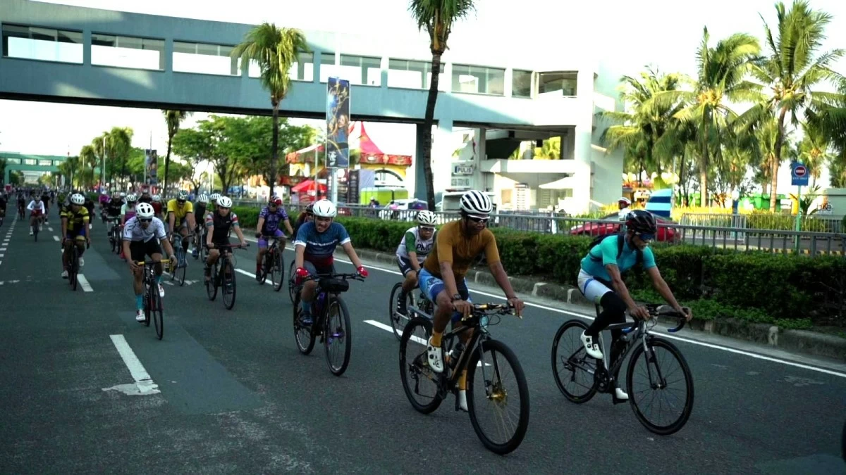 Cyclists ride together at SM by the BAY, highlighting the mall’s commitment to building a vibrant, bike-friendly community