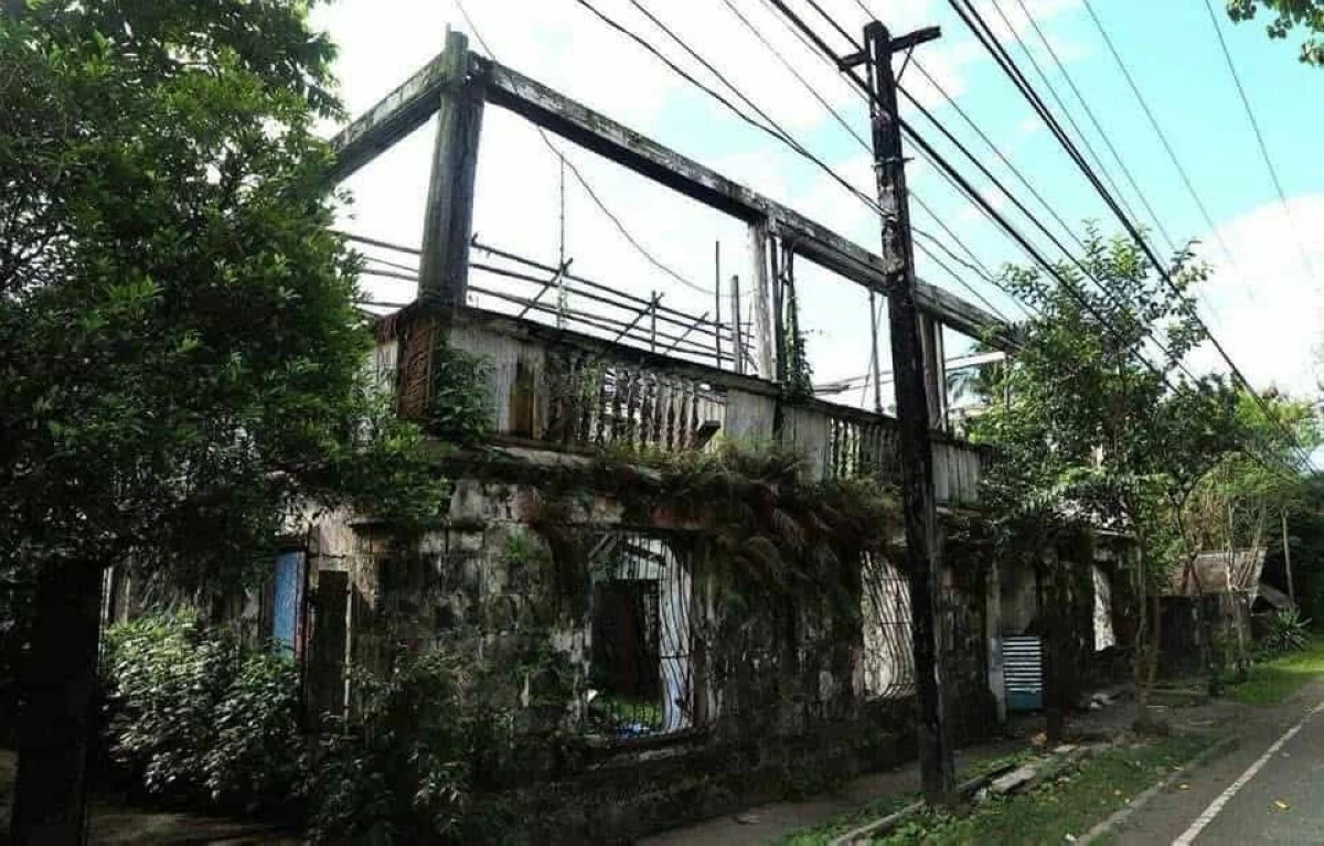 BEFORE AND AFTER This bahay na bato in Antique underwent a restoration process to bring it back to its original glory.