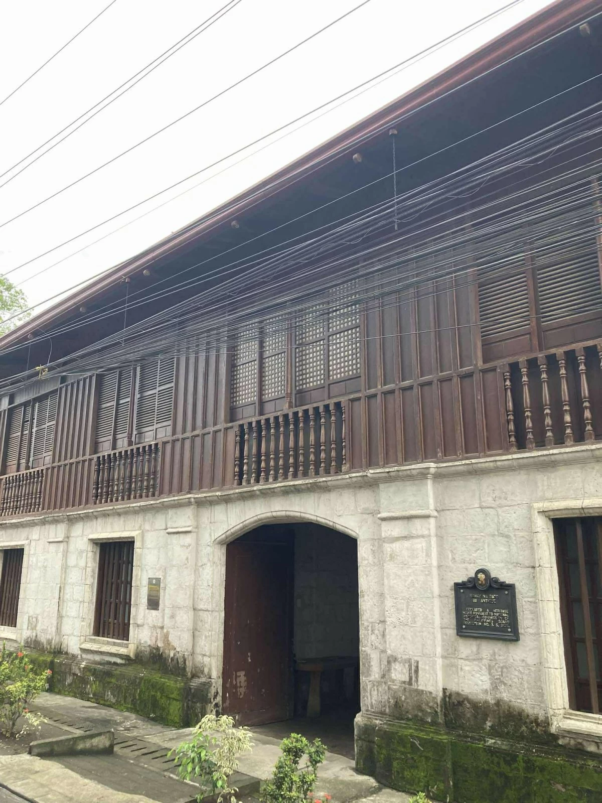 BEFORE AND AFTER This bahay na bato in Antique underwent a restoration process to bring it back to its original glory.