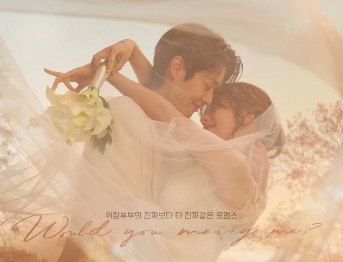 Choi Woo-shik (left) and Jung So-min in “Would You Marry Me?” (SBS)