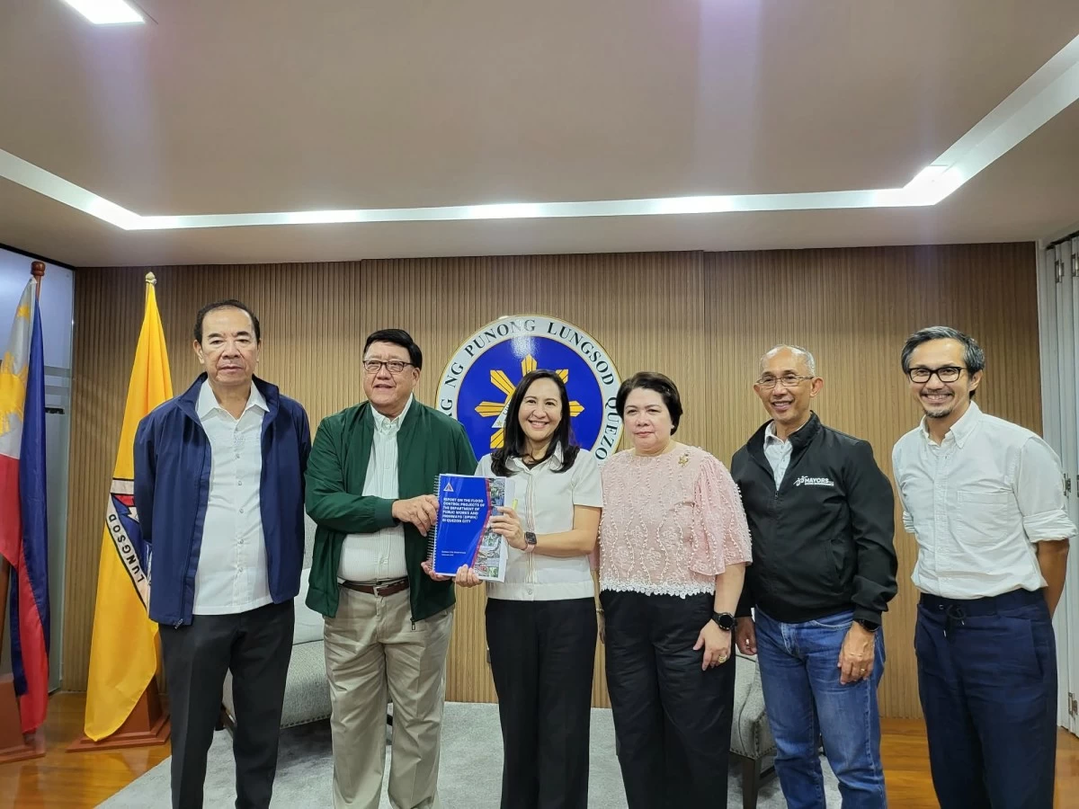 Mayor Joy Belmonte turns over the results of Quezon City’s fact-finding probe into the 331 flood control projects of the Department of Public Works and Highways (DPWH) (Photo from Mayor Joy Belmonte)