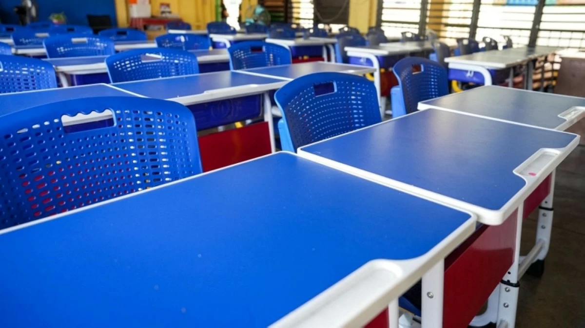 The new tables and chairs delivered by the Muntinlupa City government (Photo from the Muntinlupa City government Facebook page) 